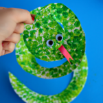 bubble-wrap-paper-plate-snake-e1462409805401