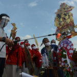 Pementasan Wayang Pandemi di Atap Sekolah