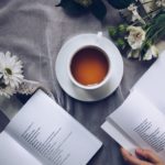 membaca buku
