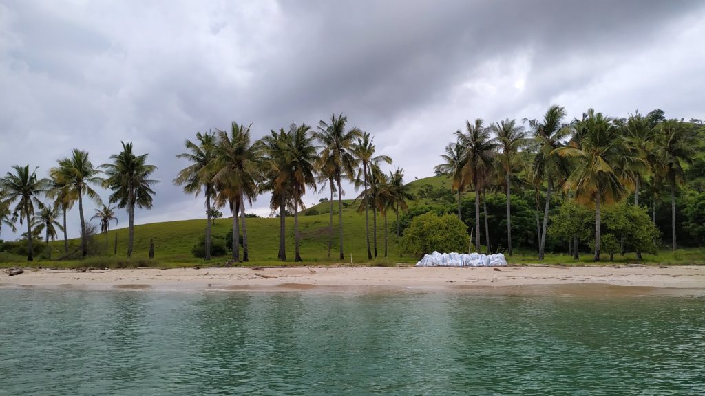 Pantai pasir putih di Seraya Marannu