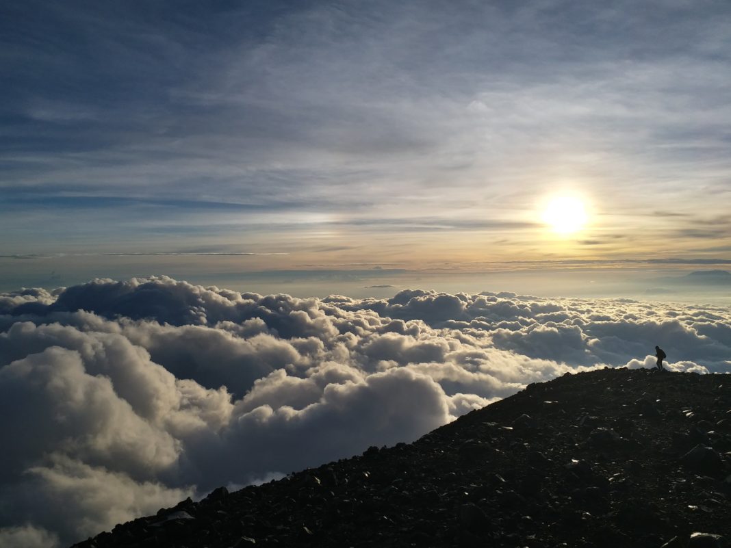 Pemandangan matahari terbit, Gunung Semeru (Foto: Tatang Ruhiyat