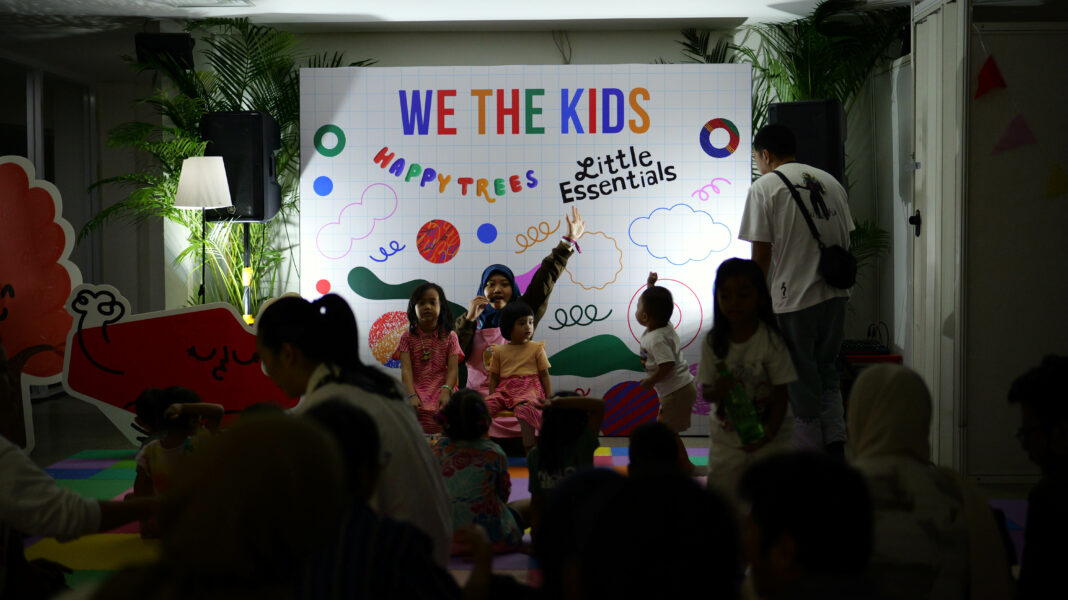 Anak-anak bermain di We The Kids; zona anak yang disediakan di We The Fest, Sabtu (20/7/2024). Foto: Rafael Zeconiah